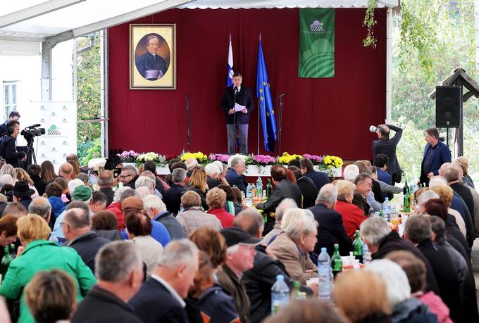Predsednik Republike Slovenije Borut Pahor se je danes popoldan pred Slomškovo domačijo na Slomu udeležil slavnostne akademije, ki je potekala ob 19. vseslovenskem srečanju kmetov na Ponikvi in Slomu